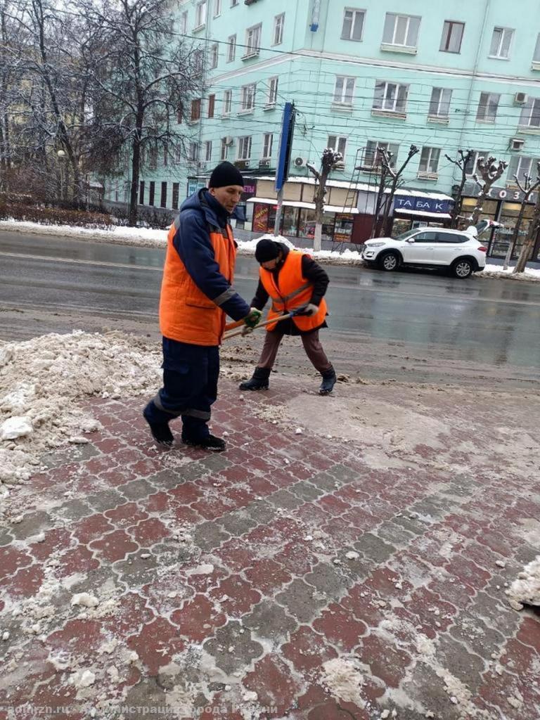 В разных районах Рязани чистят улицы и устанавливают новогодние объекты