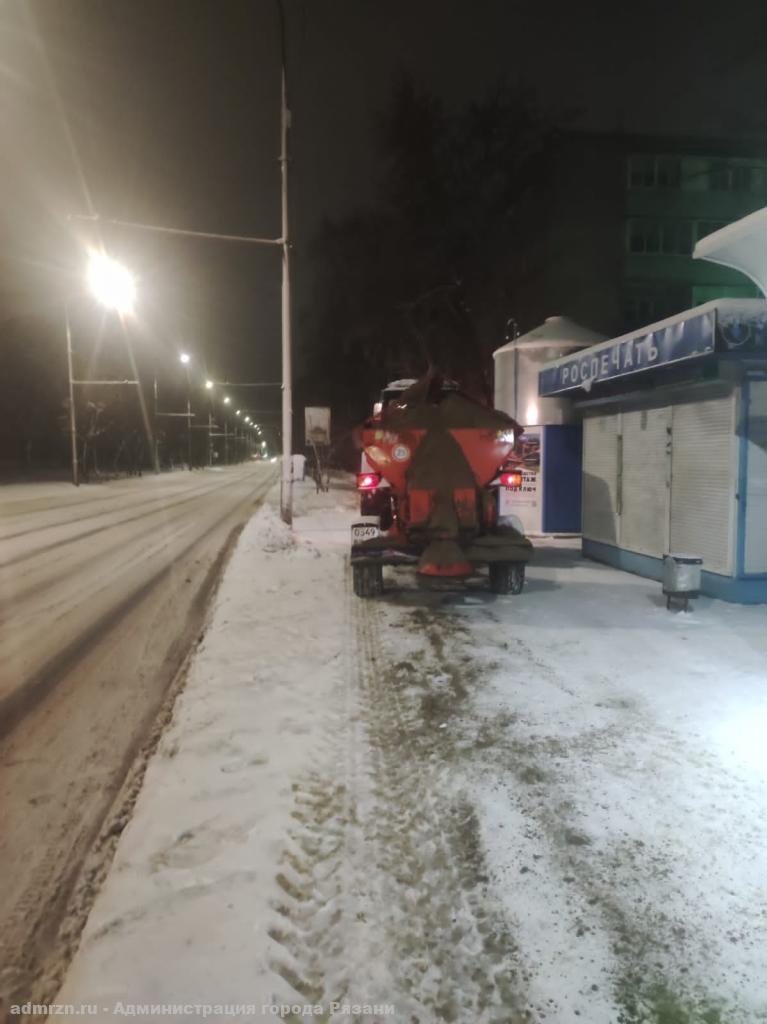 На дорогах Рязани после снегопада работают 14 комбинированных машин