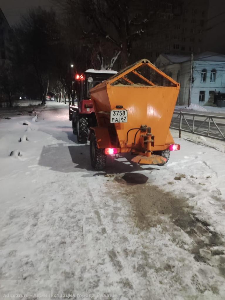 На дорогах Рязани после снегопада работают 14 комбинированных машин
