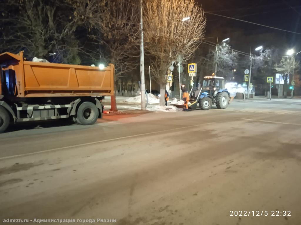 Коммунальные службы обработали тротуары в Рязани от наледи