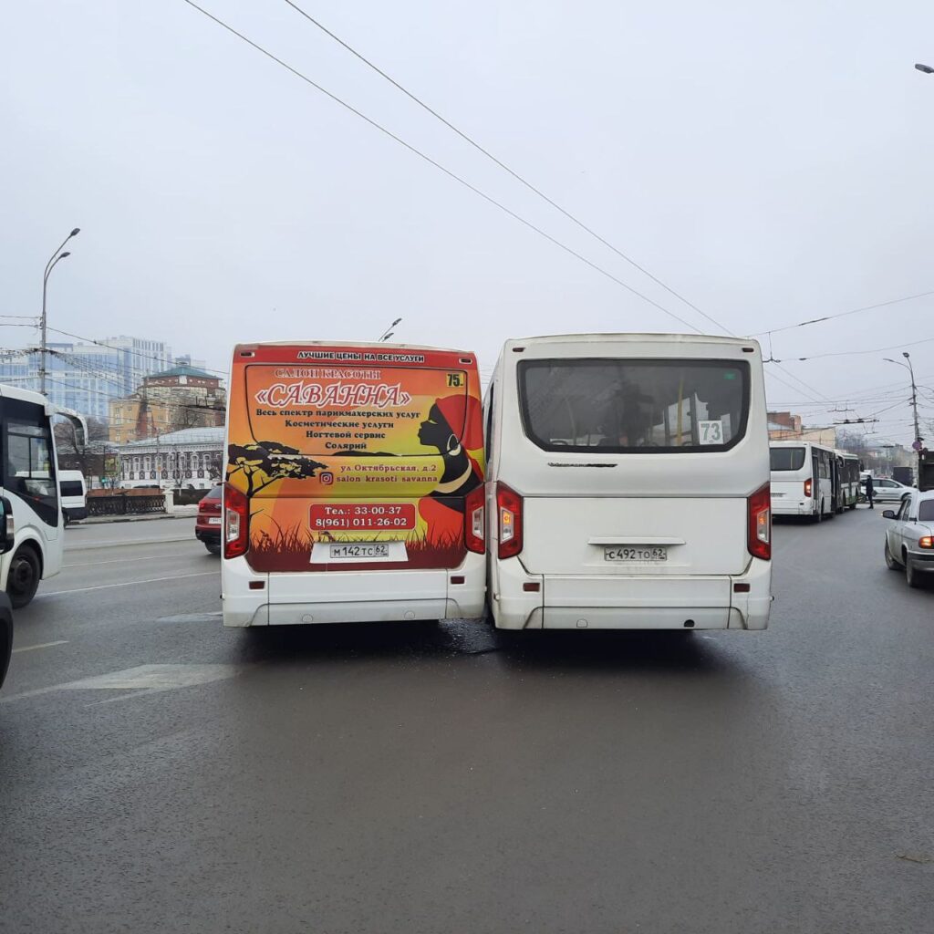 В Рязани столкнулись сразу 4 автобуса