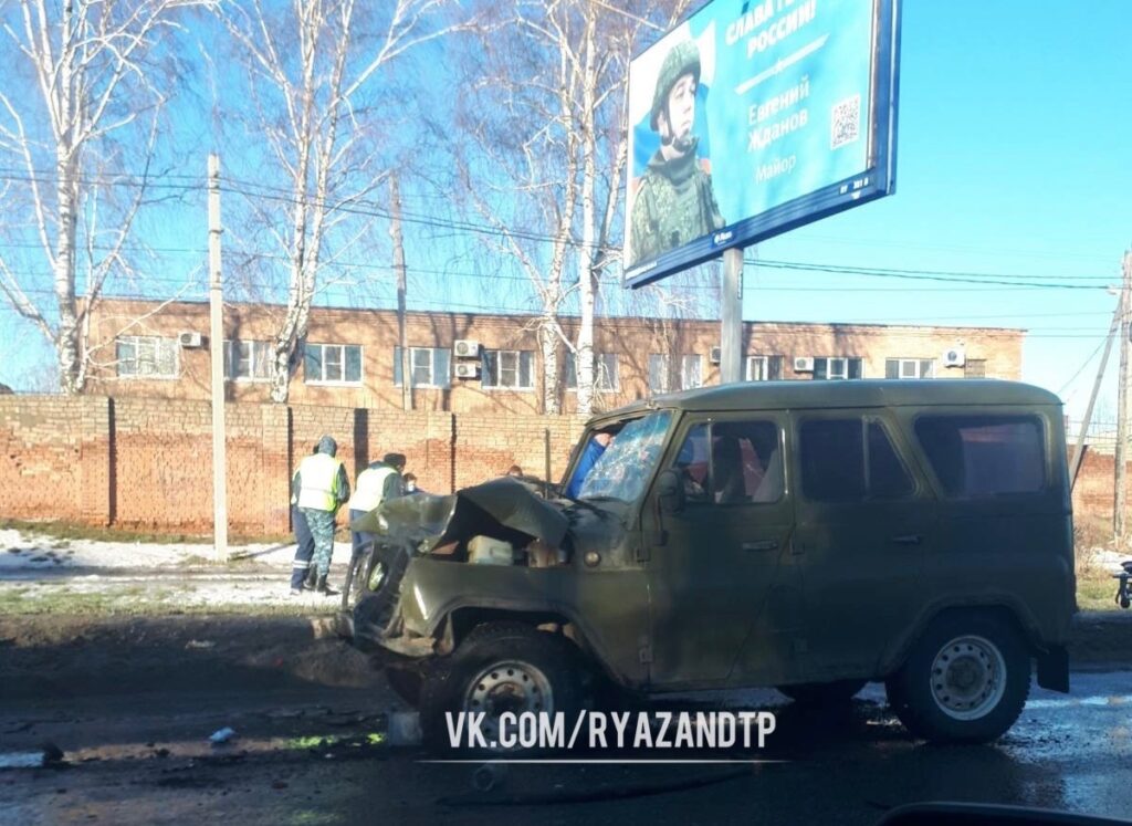 Четыре человека пострадали в столкновении BMW и УАЗа на проезде Яблочкова в Рязани