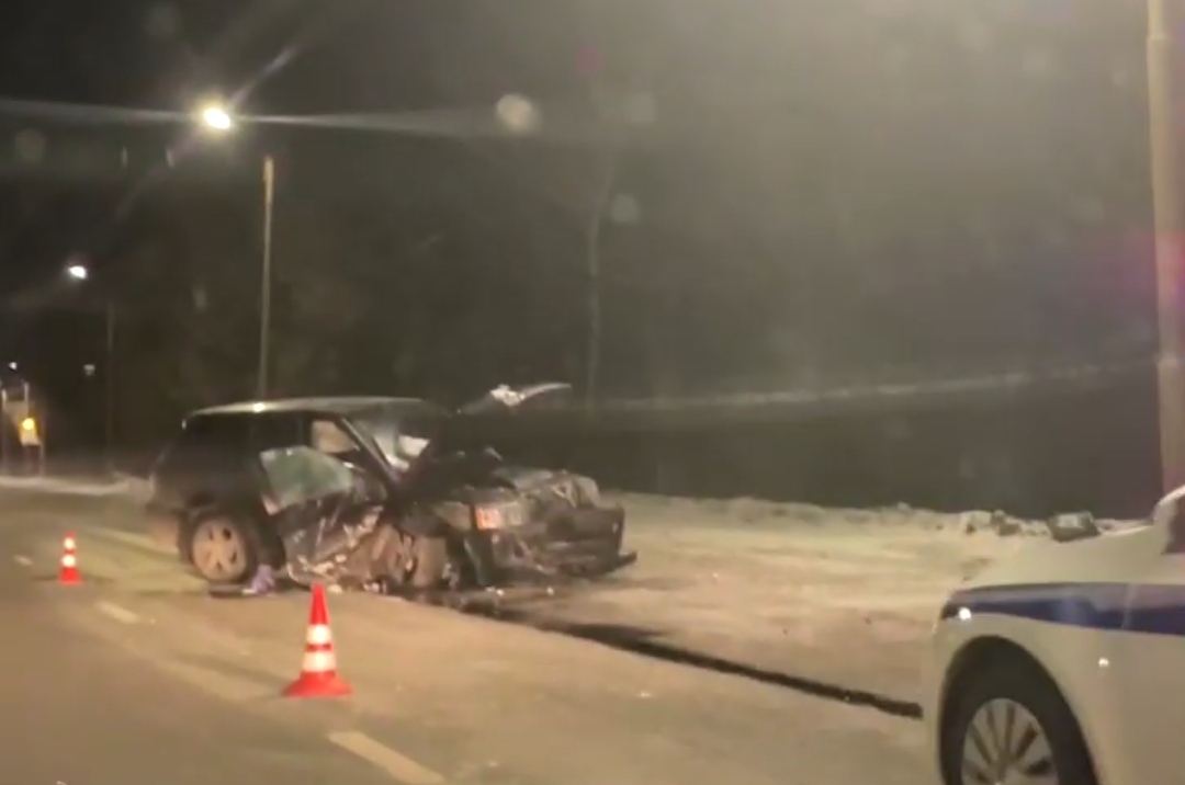 На Московском шоссе Land Rover врезался в столб