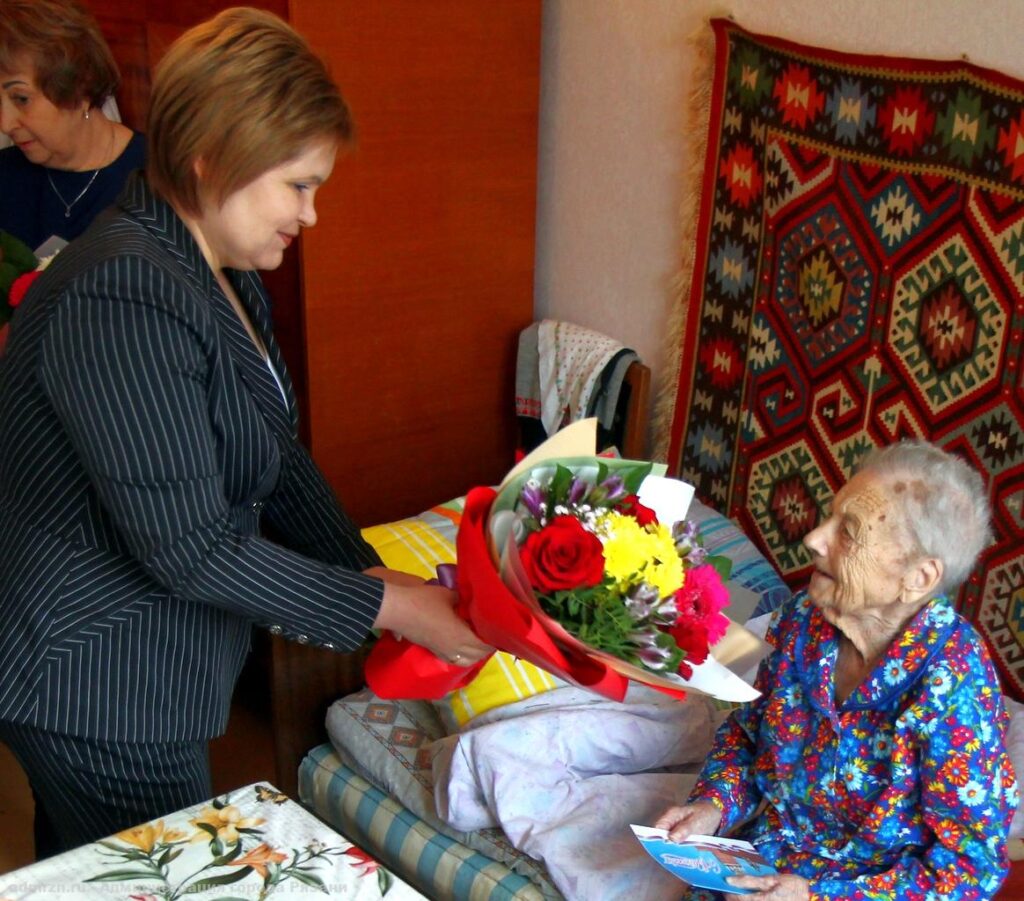 Елена Сорокина поздравила со 100-летним юбилеем рязанку Татьяну Шукурову