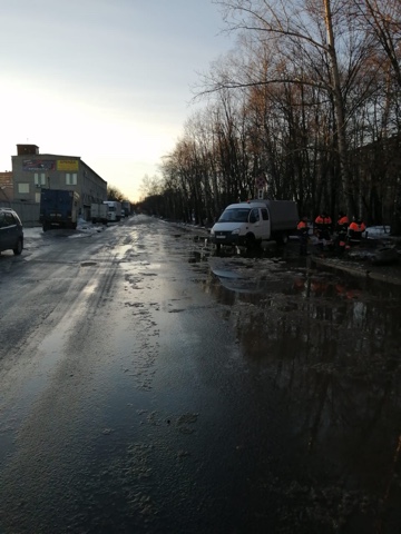 Сотрудники Дирекции благоустройства отвели воду с затопленного участка дороги в Рязани