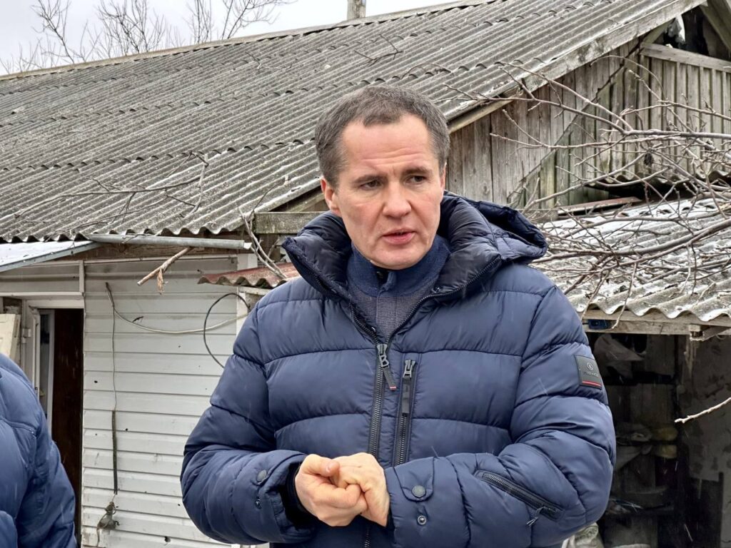 Губернатор Гладков посетил приграничное село, подвергшееся обстрелам ВСУ