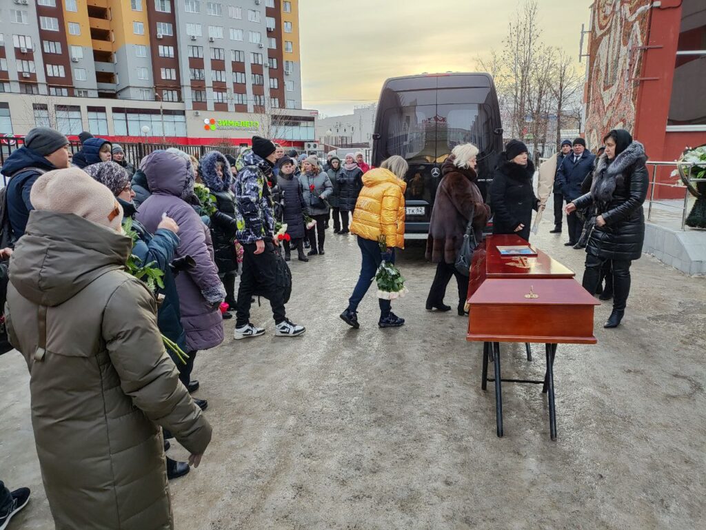 В Рязани прощаются с убитой матерью двоих детей Еленой Логуновой