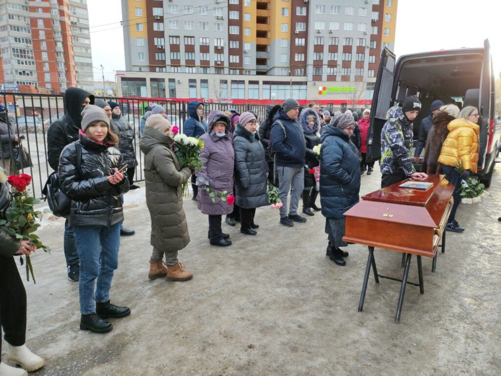 В Рязани прощаются с убитой матерью двоих детей Еленой Логуновой
