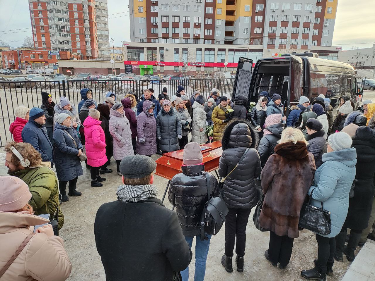 В Рязани прощаются с убитой матерью двоих детей Еленой Логуновой