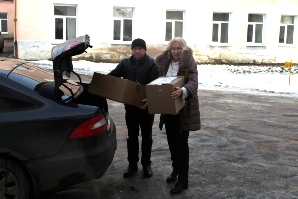 Депутаты Рязанской гордумы передали медикаменты для луганских госпиталей