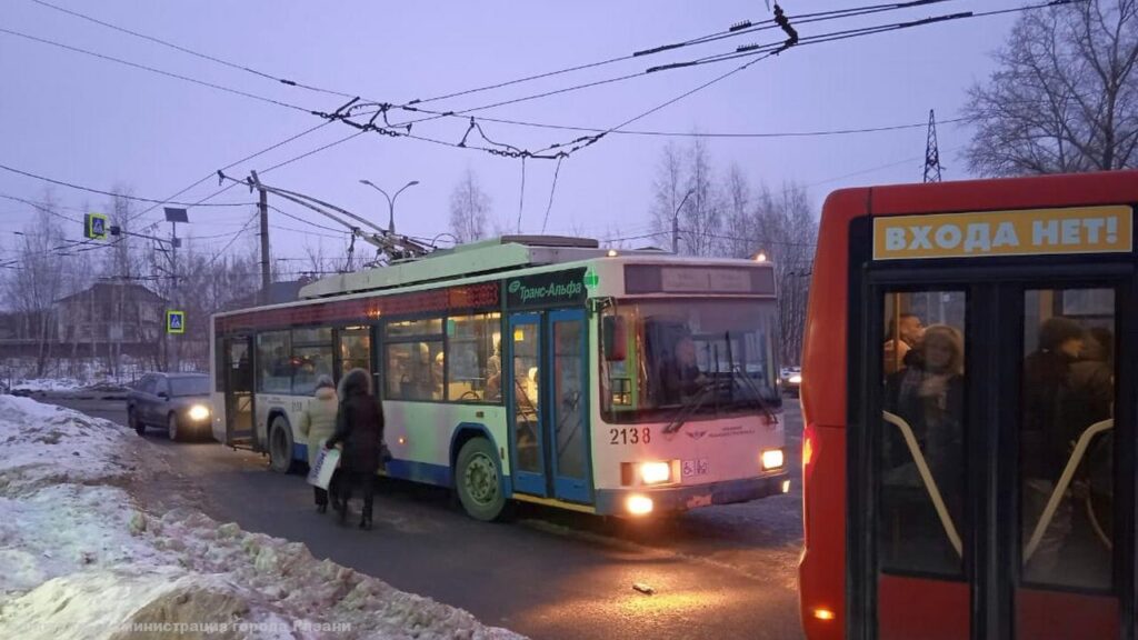 В управлении транспорта Рязани обсудили график движения 41 автобуса и высадку несовершеннолетних из салона В управлении транспорта Рязани обсудили график движения 41 автобуса и высадку несовершеннолетних из салона На рабочем совещании рассмотрели обращения горожан.