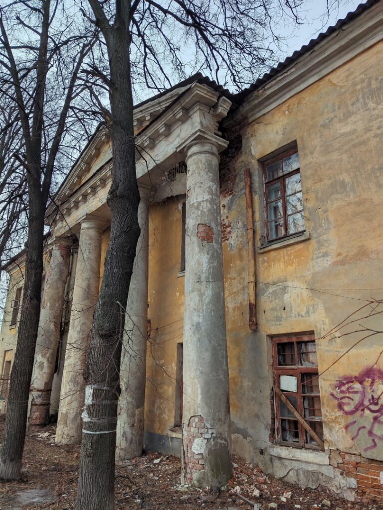 Рязанцы поделились фото плачевного состояния архитектурного ансамбля в центре города