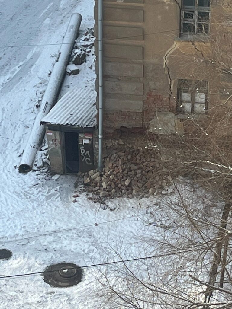 Жильцов двух квартир дома в Рязани временно отселили из-за трещины в стене здания