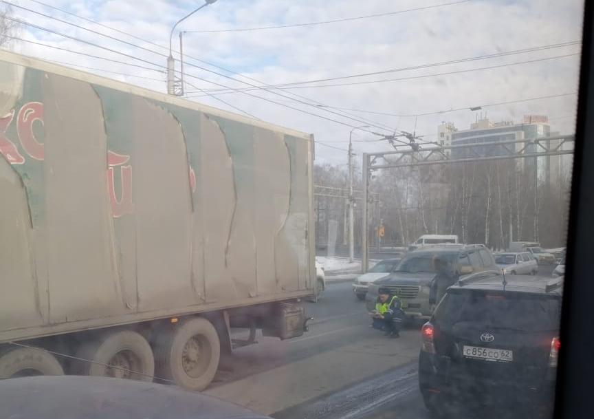 На Московском шоссе легковушка попала под фуру