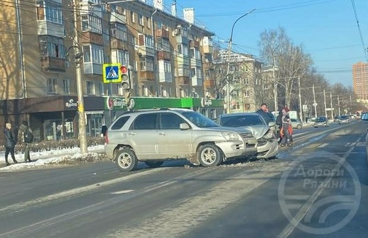 В Рязани на улице Гагарина столкнулись два автомобиля