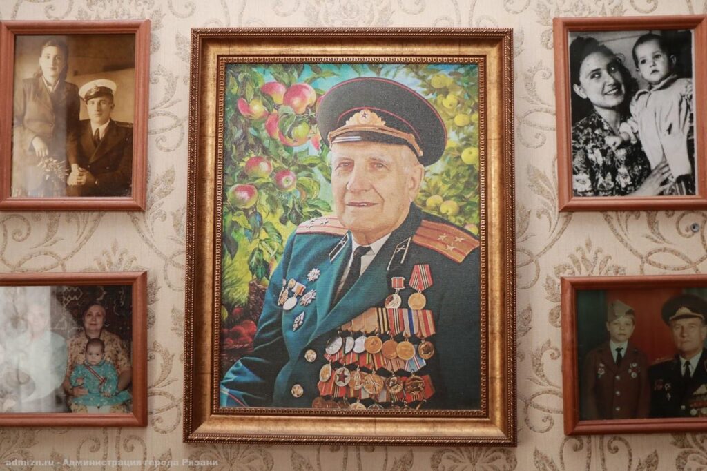 Мэр Рязани поздравила с Днём защитника Отечества ветерана ВОВ Владимира Кареева
