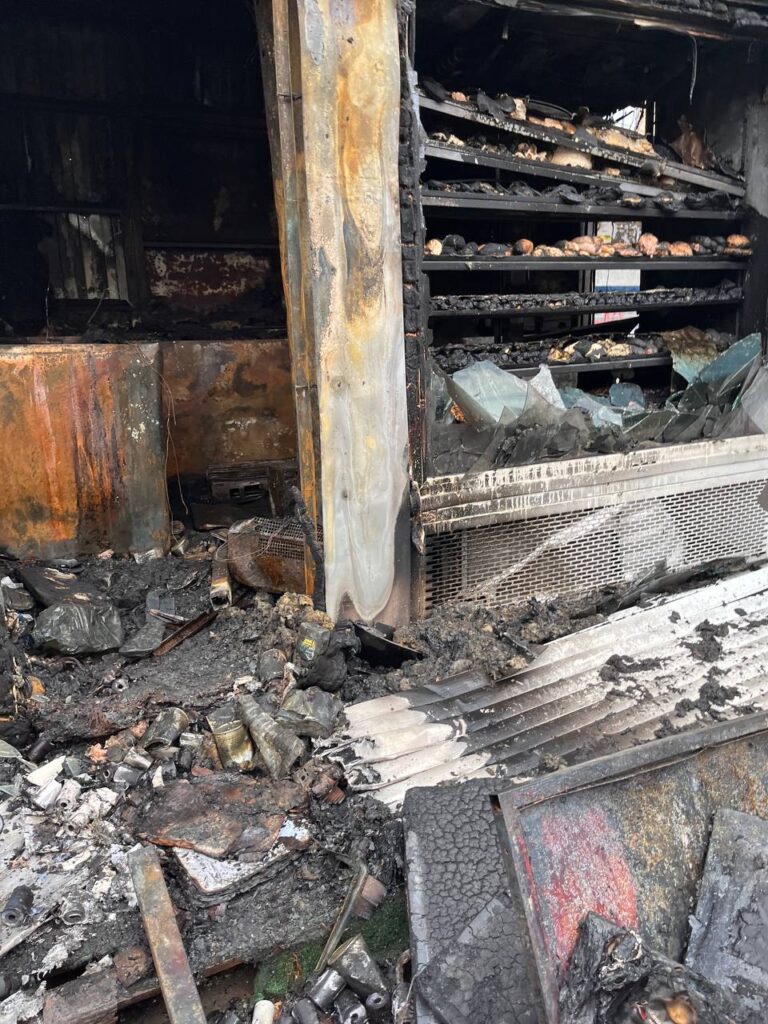 Опубликованы фото сгоревшей продуктовой палатки в Кальном