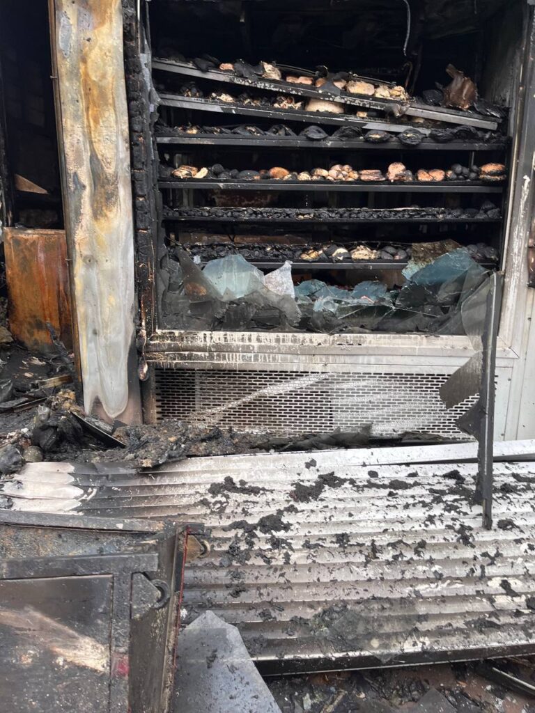 Опубликованы фото сгоревшей продуктовой палатки в Кальном