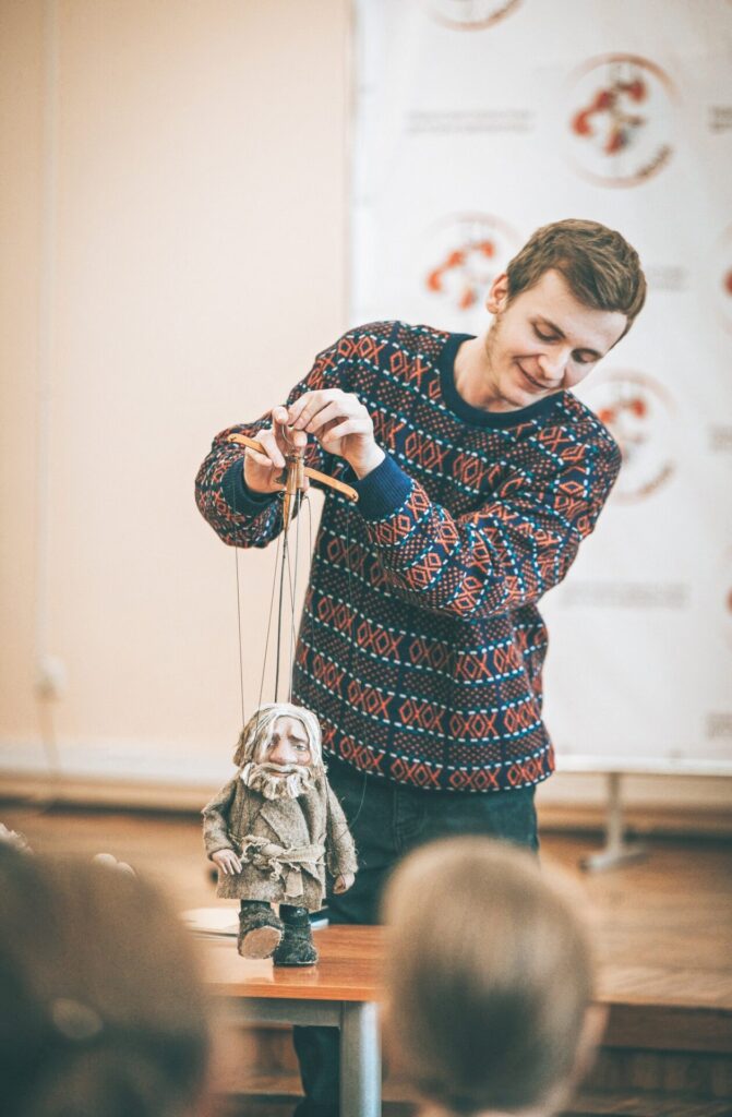 Рязанский театр кукол передал в дар сельским библиотекам области книги для детей