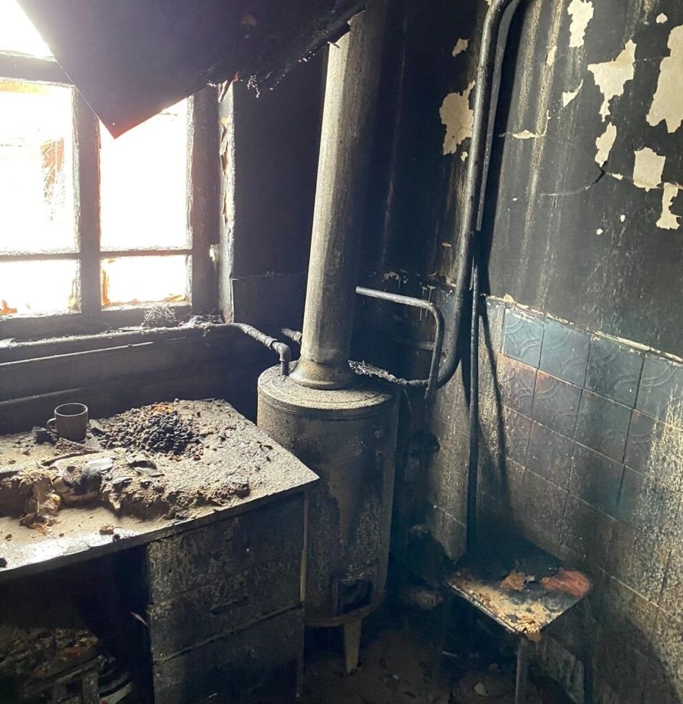 Опубликованы фото с места пожара с тремя погибшими в Дубровичах под Рязанью