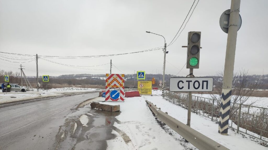 Проезд большегрузов закрыли по Пронскому мосту в Рязанской области
