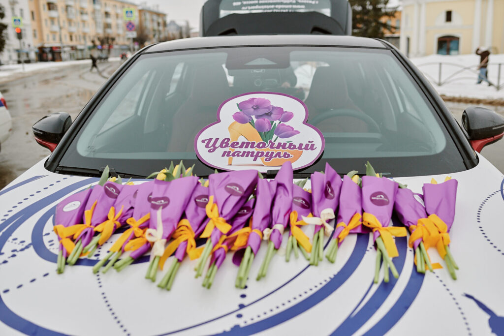 Автоледи Рязани получили поздравления с 8 марта от автодилеров и сотрудников Госавтоинспекции
