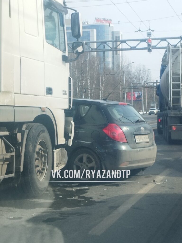 В Рязани произошло ДТП с участием легковушки и грузовика