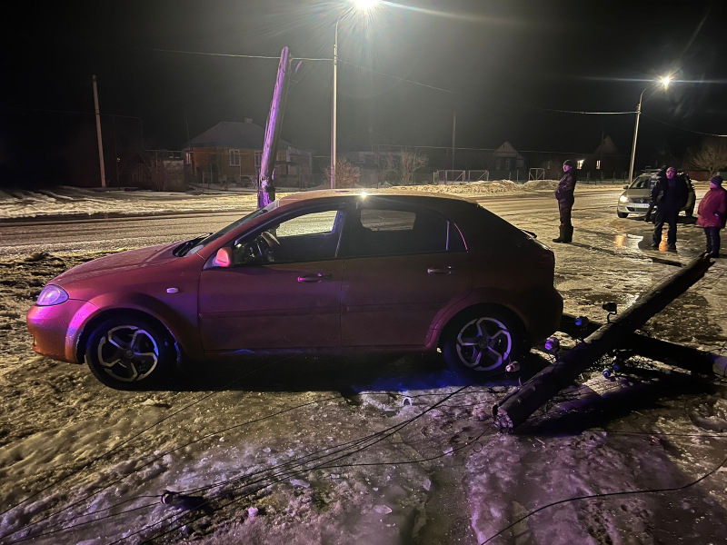 Легковушка врезалась в столб в Рязанской области, двое пострадали