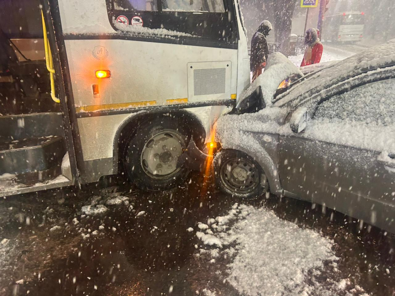 В Рязани Chevrolet столкнулся с автобусом, пострадал водитель легковушки