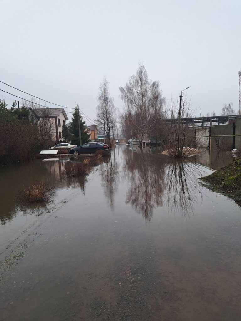Городские службы Рязани откачивают воды с подтопленной улицы Яблоневой