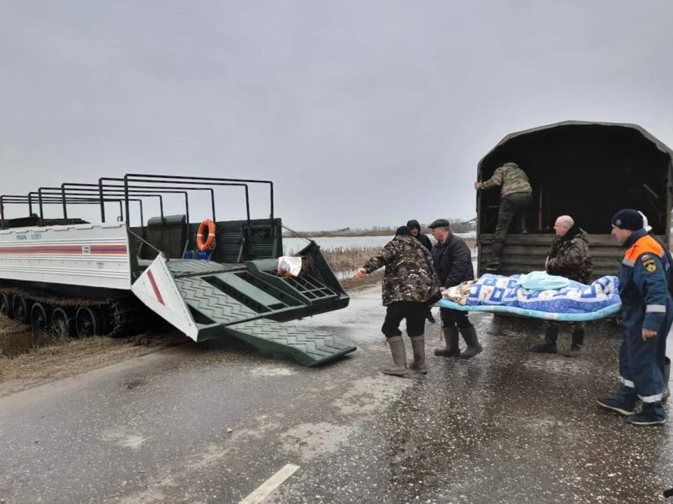 Спасатели эвакуировали женщину с травмой ноги из отрезанного половодьем села в Рязанской области
