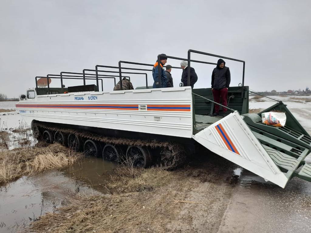 Спасатели эвакуировали женщину с травмой ноги из отрезанного половодьем села в Рязанской области