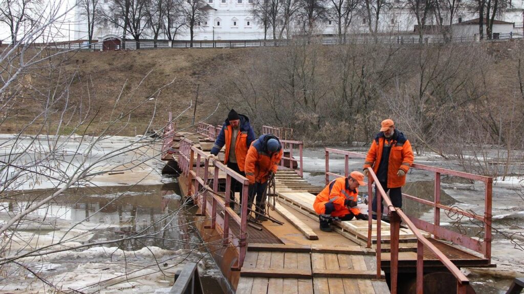 Дирекция благоустройства в Рязани следит за состоянием понтонного моста через Трубеж