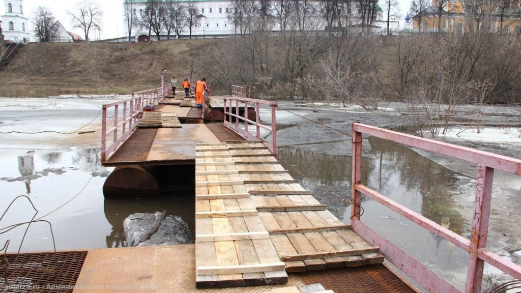 Дирекция благоустройства в Рязани следит за состоянием понтонного моста через Трубеж