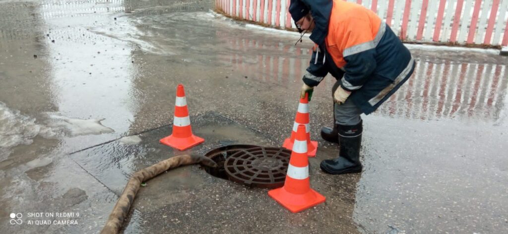Городские службы в Рязани откачивают воду с дороги у ЖК «Паруса»