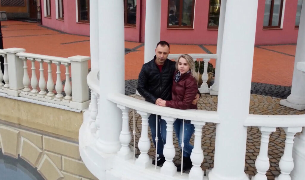 Пара из Рязани сыграет свадьбу на проекте телеканала «Пятница!» 31-летняя Татьяна и 35-летний Дмитрий познакомились в социальных сетях.