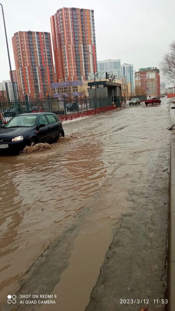 В Рязани возле ЖК «Паруса» затопило дорогу
