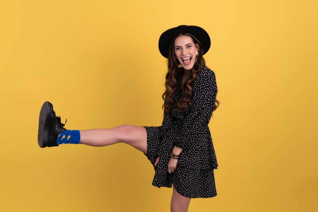 portrait-of-beautiful-woman-posing-isolated-on-yellow-wearing-black-dotted-dress-and-black-hat бархатные тяги, подкрадули