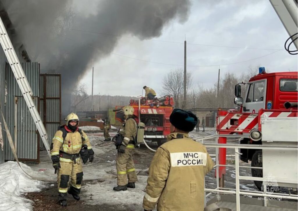 10 единиц техники тушат крупный пожар в Турлатово