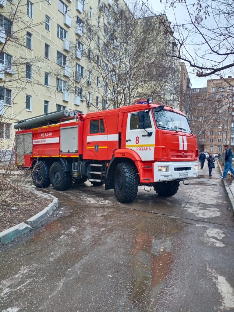 В Канищеве около жилого дома заметили пожарные автомобили