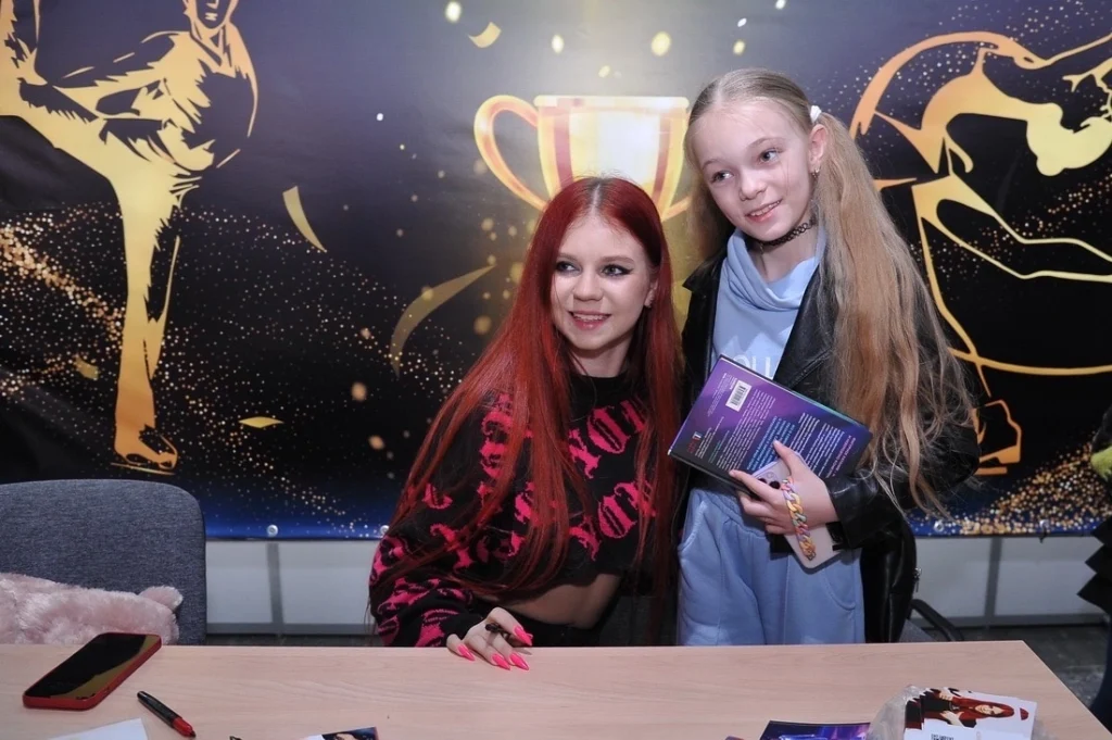 Александра Трусова провела автограф-сессию для рязанских фигуристок