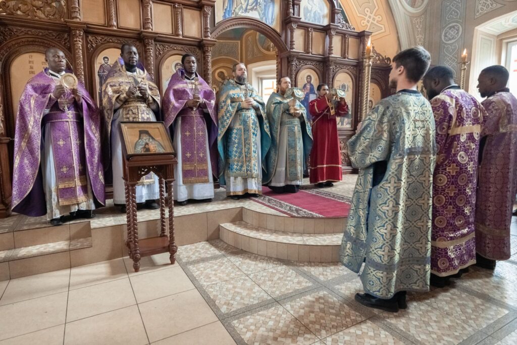В рязанском храме состоялась литургия на иностранных языках В рязанском храме состоялась литургия на иностранных языках Богослужение совершили священнослужители Африканского экзархата РПЦ (Московский Патриархат).