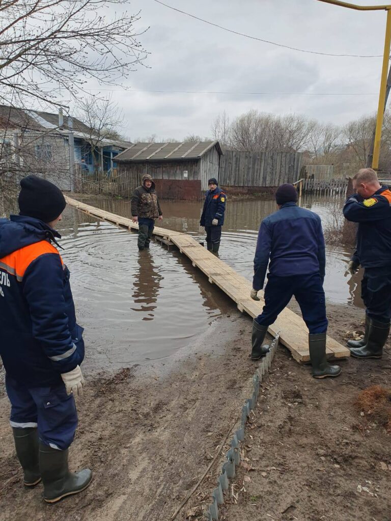В посёлке Борки в Рязани временно ограничен проезд В посёлке Борки в Рязани временно ограничен проезд Специалисты ГОЧС продолжают мониторинг обстановки в районе улицы Остров.