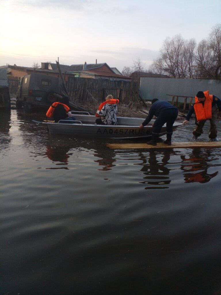 Спасатели перевезли 7 жителей рязанского посёлка Борки