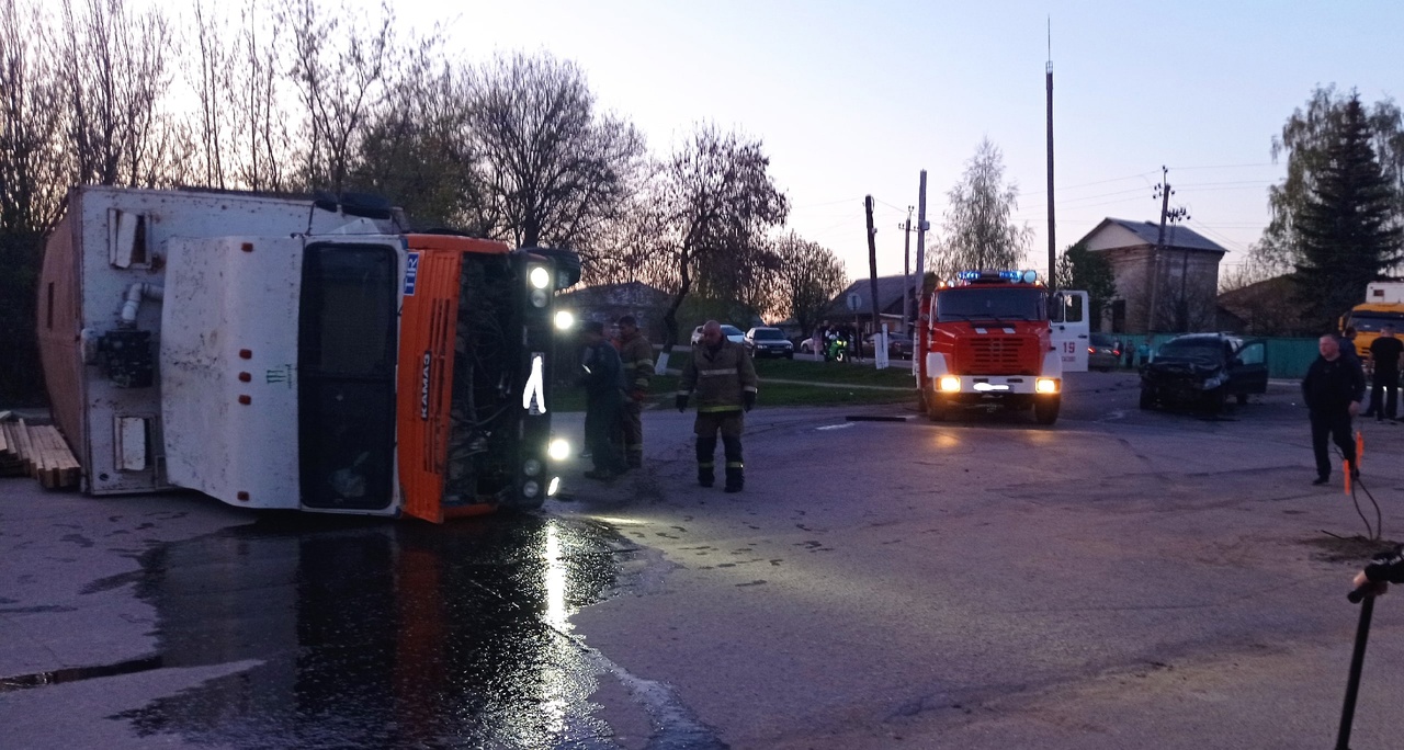 Опубликованы фото с места ДТП с перевёрнутым КамАЗом в Сасово