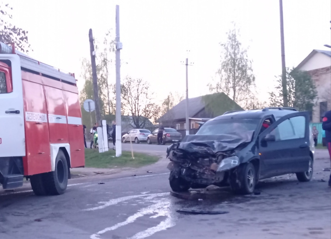 Опубликованы фото с места ДТП с перевёрнутым КамАЗом в Сасово