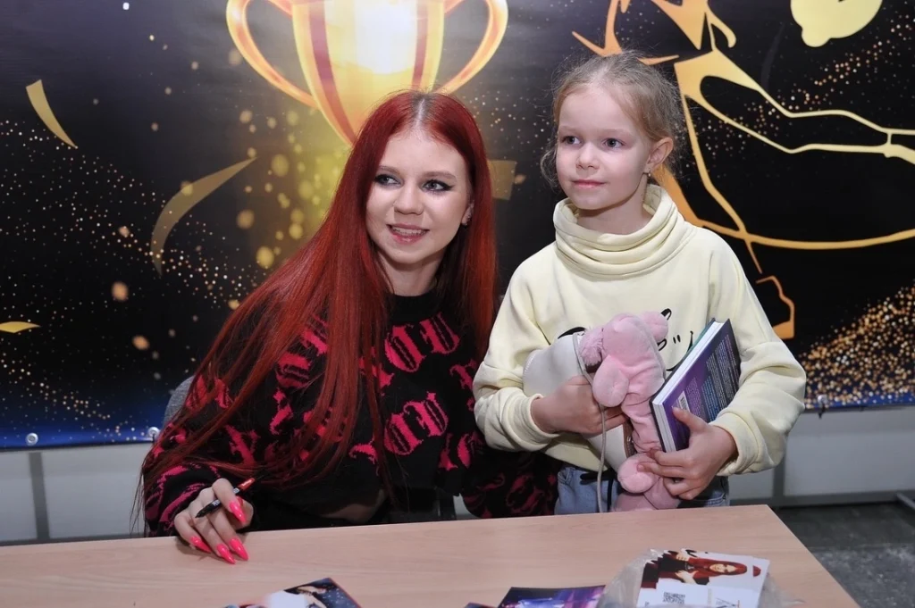 Александра Трусова провела автограф-сессию для рязанских фигуристок