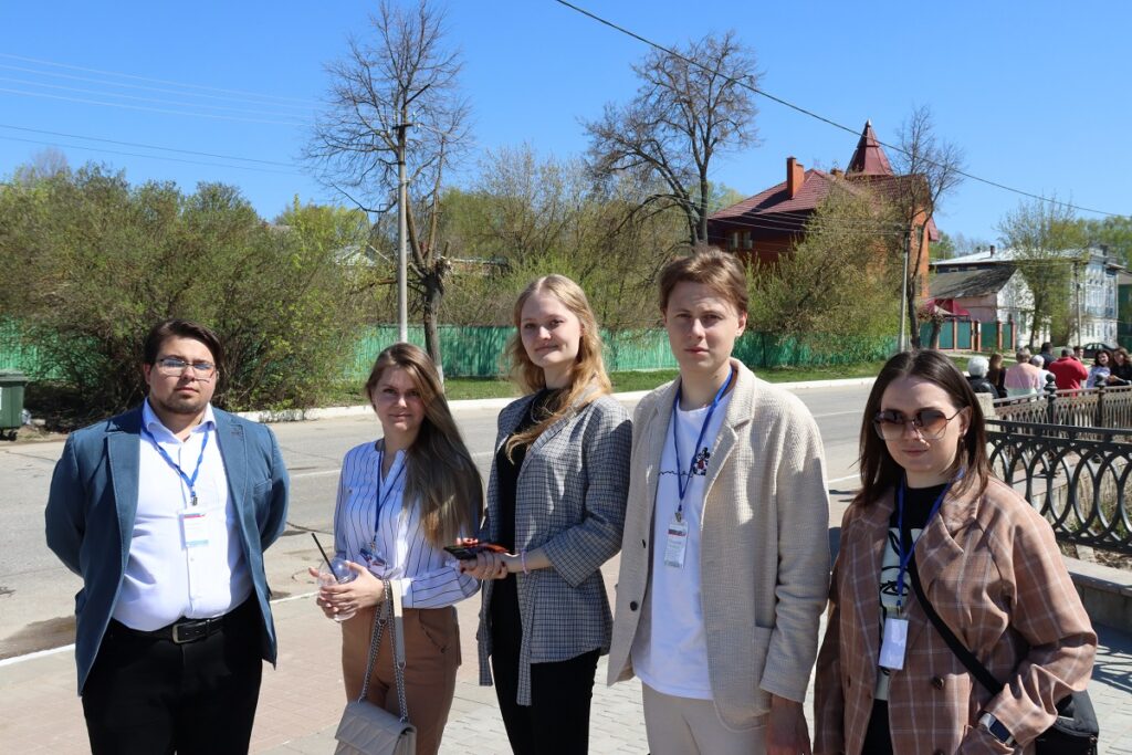 Артём Никитин провёл экскурсию для молодёжной администрации Касимова Лекции-экскурсии по историческим местам России в рамках проекта российского общества «Знание» проводят известные люди и политические деятели.