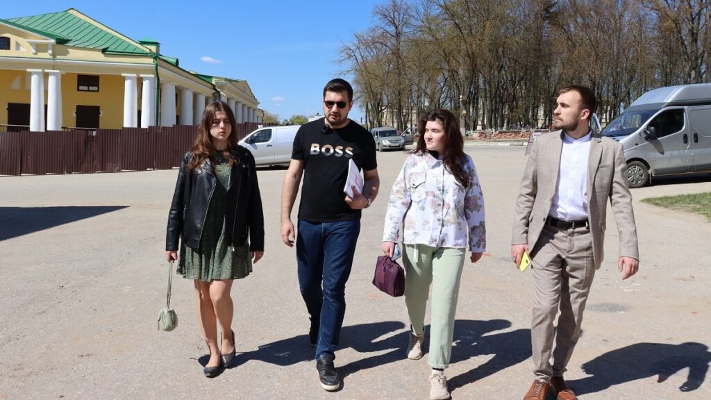 Артём Никитин провёл экскурсию для молодёжной администрации Касимова Лекции-экскурсии по историческим местам России в рамках проекта российского общества «Знание» проводят известные люди и политические деятели.
