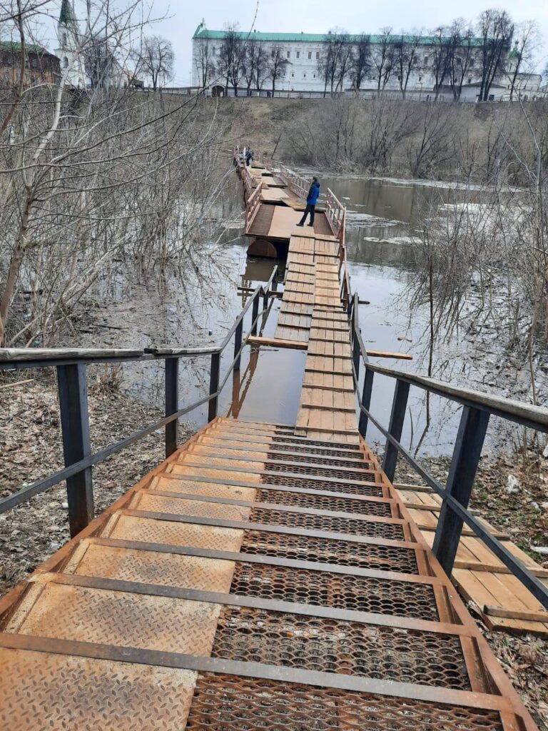 В посёлке Борки в Рязани временно ограничен проезд В посёлке Борки в Рязани временно ограничен проезд Специалисты ГОЧС продолжают мониторинг обстановки в районе улицы Остров.